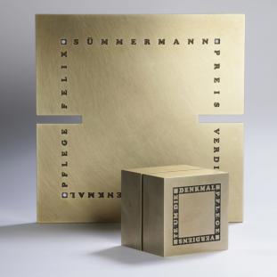Plakette und Würfel des 
