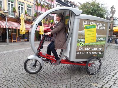 Bei diesem schicken E-Lastenrad ist auch der Fahrer gegen Wind und Wetter geschützt.