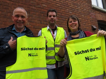 ©  - Norbert Wiske, Lars Carstens und Kerstin Krüger von der Stadt Norden präsentieren die Warnwesten