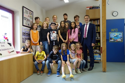 Personen von Links: Katharina Fresz , Martin Alig (Spielhaus Landaustrasse), Frau Anne Janz (Stadt Kassel, Dezernentin Jugend, Schule, Frauen, Gesundheit) Herr Johannink, (Kasseler Sparkasse, stellv. Vorsitzender des Vorstands der Sparkassen- Stiftung), Kinder des Spielhauses Landaustrasse