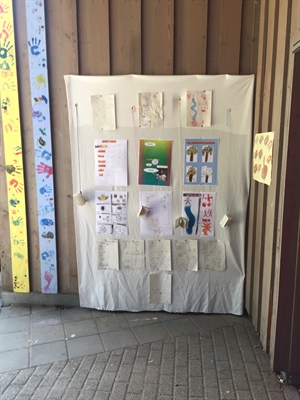 Skizzen der Kinder aus dem Spielhaus, die Teil der vielen schönen Ergebnisse der Ferienworkshops sind