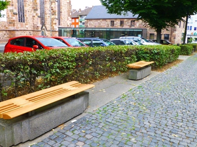 Neue Holzbänke am Martinsplatz