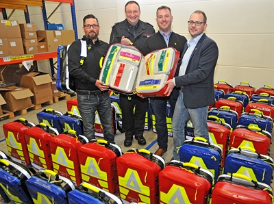 © Bruno Wansing, Stadt Bocholt - Daniel Eichler (1 A Medizintechnik), Jörg Telaar (stv. Leiter der Feuerwehr Bocholt) , Hanjo Groetschel (Ärztlicher Leiter der Feuer- und Rettungsdienstakademie Bocholt)  und Carsten Thien (Kreis Borken v.l.n.r) präsentieren die neuen Notfallrucksäcke, die kreisweit eingesetzt werden