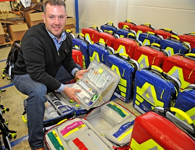 © Bruno Wansing, Stadt Bocholt - Hanjo Groetschel, ärztlicher Leiter der Feuer- und Rettungsdienstakademie Bocholt (FRB) zeigt den modularen Aufbau der neuen Notfallrucksäcke