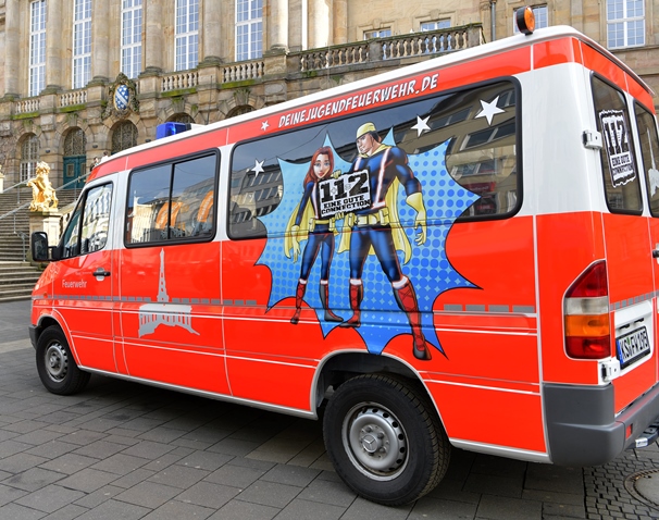  Captain Firefighter“ und „Hydro-Girl“