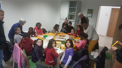 ©  - Für die Kinder gab es beim Willkommens-Café ein alternatives Bastelprogramm. (Foto: Boufaida/Stadt Hamm)