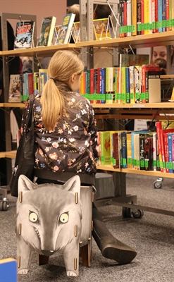 Kind sitzt vor den spannenden Kinderbüchern