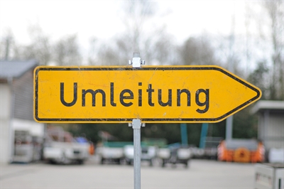 Verkehrszeichen 454 - Umleitungswegweiser (rechts)