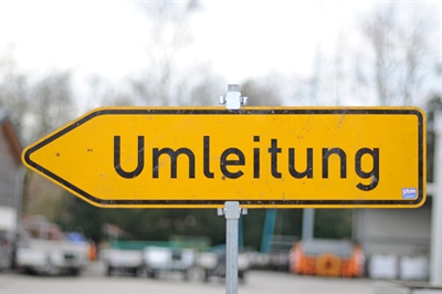 Verkehrszeichen 454 - Umleitungswegweiser (links)