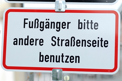 Verkehrsschild - Fußgänger andere Straßenseite