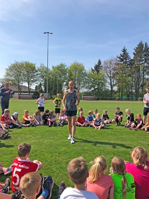 © Ullrich Kuhlmann - Hendrik Pfeiffer, einer der besten Marathonläufer Deutschlands, trainierte am 18.4. 2018 die Kinder der Biemenhorster Grundschule