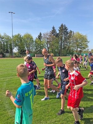 © Ullrich Kuhlmann - Hendrik Pfeiffer, einer der besten Marathonläufer Deutschlands, trainierte am 18.4. 2018 die Kinder der Biemenhorster Grundschule