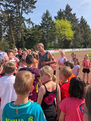 © Ullrich Kuhlmann - Hendrik Pfeiffer, einer der besten Marathonläufer Deutschlands, trainierte am 18.4. 2018 die Kinder der Biemenhorster Grundschule