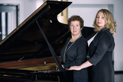 Elena Lebedewa und Olga Schonurowa am Klavier