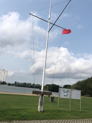 Rote Flagge: Badeverbot am Aasee Bocholt (Foto: Stadt Bocholt)