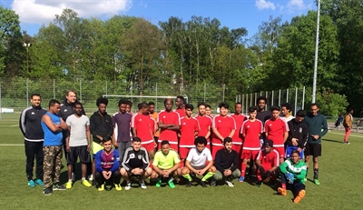 Grenzüberschreitendes Integrationsturnier: Teams bestehend aus deutsch-niederländischen Flüchtlingen treten gegeneinander an. (Foto: EWIBO)