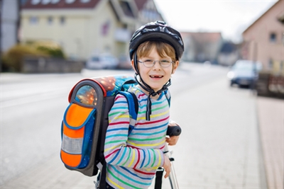 Schulkind mit Tornister (Foto: Romrodphoto / Shutterstock.com)