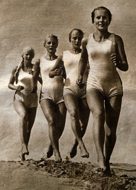 Ausschnitt der Titelseite der Zeitung „Hilf mit. Illustrierte Deutsche Schülerzeitung“