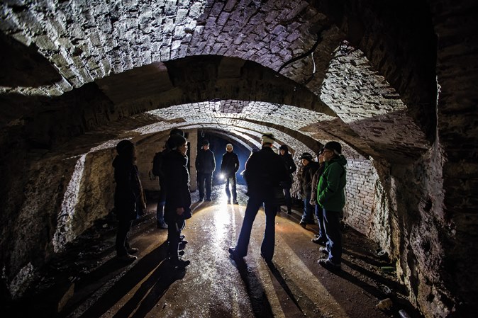 Besuchergruppe im „Viktoriabunker“