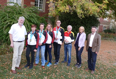 Ehrung für erfolgreiche Drachenbootsportlerinnen und -sportler im Rathaus