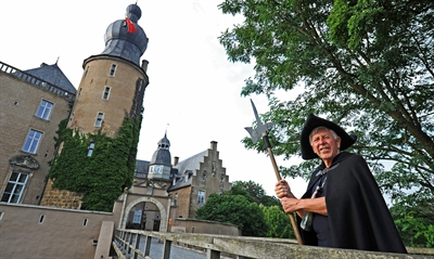 Gästeführer Herbert Helling in der Rolle des Burgkastellans auf einen Rundgang durch das historische Gemen