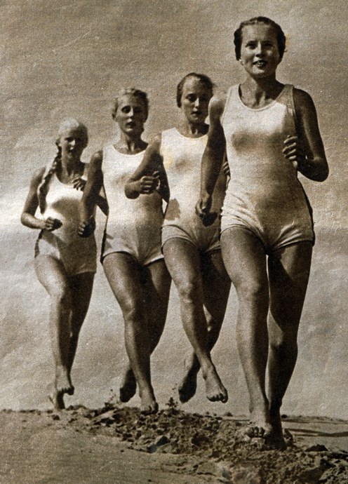 Titelseite der Zeitung „Hilf mit. Illustrierte Deutsche Schülerzeitung“