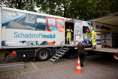 Tauschaktion von Handys und Tabletts am Schadstoffmobil in Borken