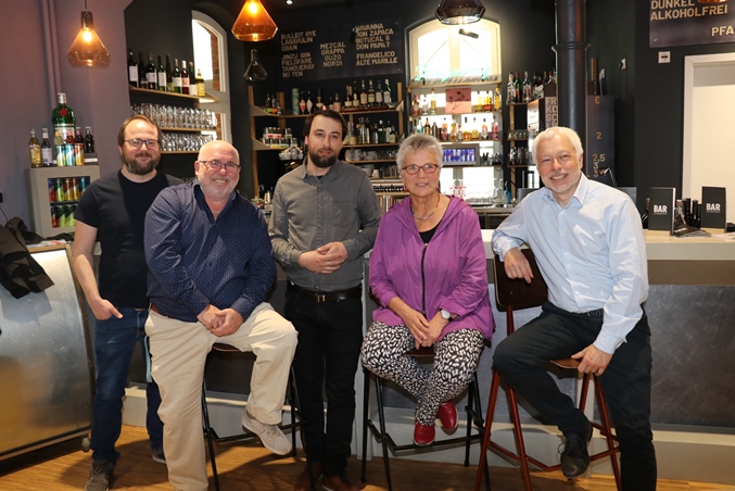 Schlachthofmitarbeiter Marcel Klier und Antonio Diaz, Umbau-Projektleiter Olivier Marhuende, Geschäftsführerin Christine Knüppel und Hochbauamtsleiter Axel Jäger freuen sich über die erfolgreichen Umbaumaßnahmen