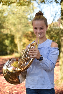 Musikschülerin Antonia Borgers am Horn