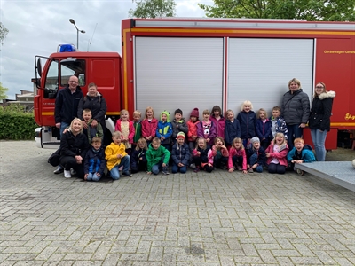 Bild Nummer #Medien_ID#, Die Kindergartenkinder mit Erzieherinnen und Landkreismitarbeiter vor einem Feuerwehrfahrzeug