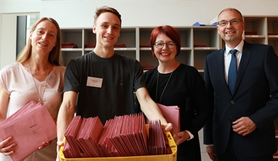 Sorgen für die gute Wahl: (von links) Wahlhelfer Sabine Bergmann und Philipp Hansmann, die stellvertretende Stadtwahlleiterin zur Europawahl Anja Morell sowie Dieter Josefiak, Direktmarketing-Fachberater BAW/ Vertriebsmanager der Post AG. 