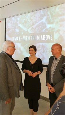 Jörg Sperling, Vorstandsmitglied des Vereins Freunde des Stadtmuseums e.V., Kulturdezernentin Susanne Völker und Museumsleiter Dr. Kai Füldner präsentieren 