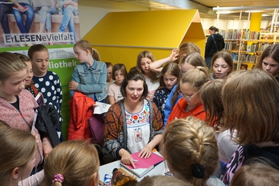 Die Kinderbuchautorin Lucy Astner signiert die Bücher ihrer kleinen Fans