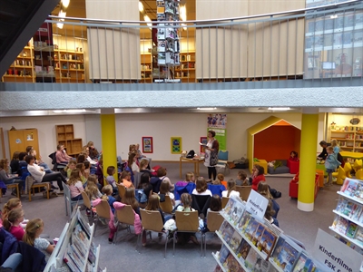 Kinderbuchautorin Lucy Astner las in der Kinder- und Jugendabteilung der Stadtbibliothek