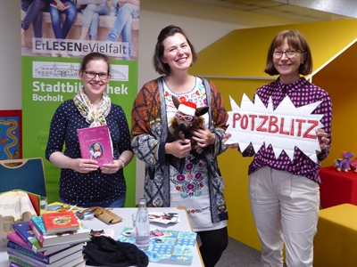 Anja Frembgen (Leiterin der Kinder- und Jugendabteilung der Stadtbibliothek), Kinderbuchautorin Lucy Astner und Anne Rolvering (Bildungskreis Borken)