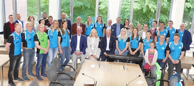 Bürgermeisterin Mechtild Schulze Hessing begrüße die Meisteteams der Skurios Volleys Borken und der Lateinformation des Tanzsportclubs Rot-Weiß in der SG Borken.
