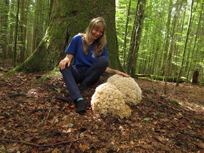 Rita Lüder mit riesiger Krause Glucke