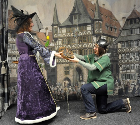 Personen vor der Kulisse des alten Rathauses