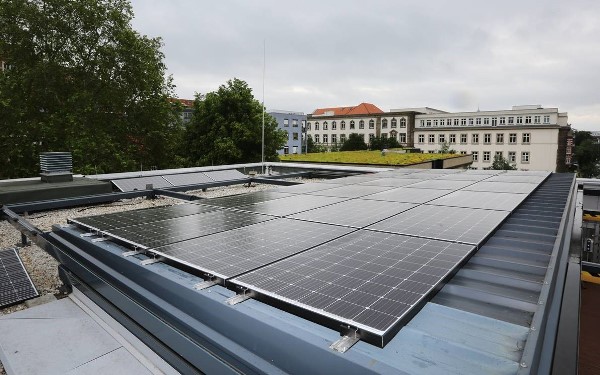 Solaranlage auf dem Dach des Schülerforschungszentrum