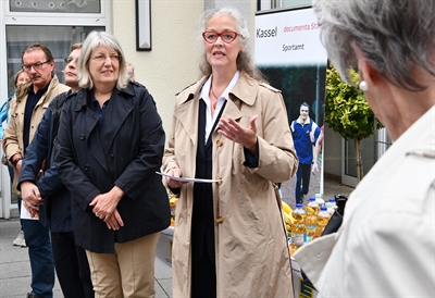 Bürgermeisterin Ilona Friedrich und Claudia Ackermann, die für die gesetzlichen Krankenkassen in Hessen sprach, begrüßten die Teilnehmerinnen und Teilnehmer    