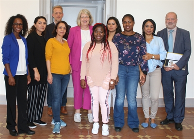 Die Stadt Kassel und die AWO bieten eine Ausbildung mit Perspektive speziell für Migrantinnen an: Projektleiterin Terhas Andezion, Maysaa Al-Shamsi, Jan Bendix (Stadt Kassel), Manwa Alhaj, Bürgermeisterin Ilona Friedrich, Millicent Serwah-Mensah, Deeba Parwani, Ulamaka Evelyn Eze, Habiba Schreiber und Michael Schmidt, AWO (v.l.n.r)