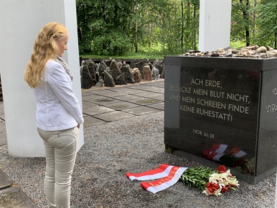 Bürgermeisterin Mechtild Schulze Hessing besuchte die Gräber- und Gedenkstätte in Riga-Bikernieki.