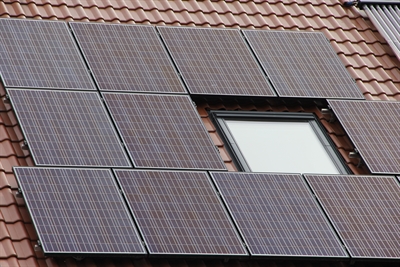Sonnenenergie lässt sich mit einer Photovoltaik-Anlage auf dem eigenen Dach nutzen. 