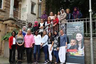 Auf dem Weg zum Hauptschulabschluss: Bürgermeisterin Ilona Friedrich (Mitte) mit den Projektteilnehmerinnen  