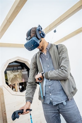 Mit der VR-Brille lassen sich auch die Perlenkasel aus dem kult sowie die Maitremsenfeier aus Borken erleben. © BOK + Gärtner GmbH / Christoph Steinweg