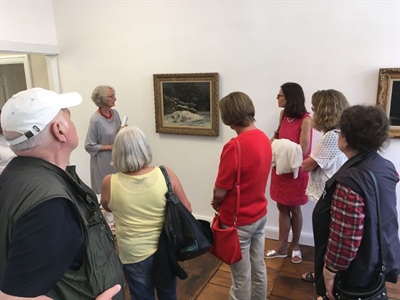 Die Teilnehmerinnen und Teilnehmer des ersten Kurses der Aufsichten-Ausbildung bei einer Museums-Exkursion, die Teil des Ausbildungsprogramms ist.