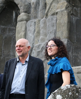 Angela Dorn, Hess. Ministerin für Wissenschaft und Kunst, und Kassels Stadtbaurat Christof Nolda blicken vom Herkulesmonument auf die Wilhelmshöher Allee 
