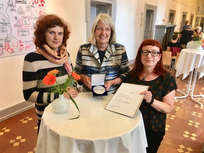 Bürgermeisterin Ilona Friedrich mit Olesja Mikhaldyko (links) und Andrea Drobe (rechts) vom Autonomen Frauenhaus e.V. 