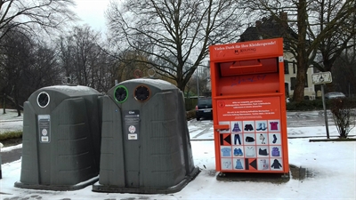 Altglas- und Altkleidercontainer 