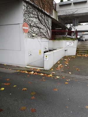 Renovierungsarbeiten des Fußbodens im Parkhausdurchgang im Untergeschoß des Parkhauses Vennehof zum Krankenhaus
